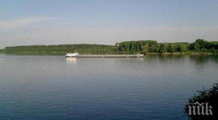 кораб заседна лом заради ниското ниво дунав