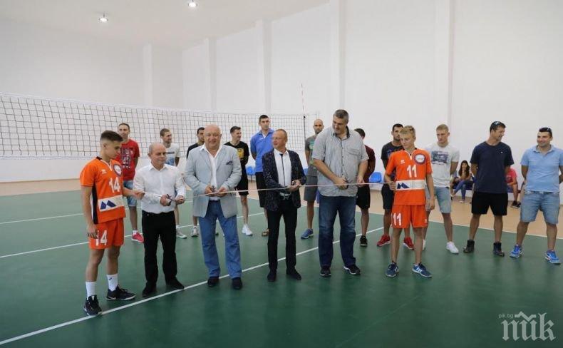 Министър Кралев откри чисто нова спортна зала в Русе (СНИМКИ)