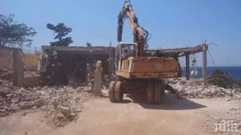 Бутат незаконни къщи в района на Атина