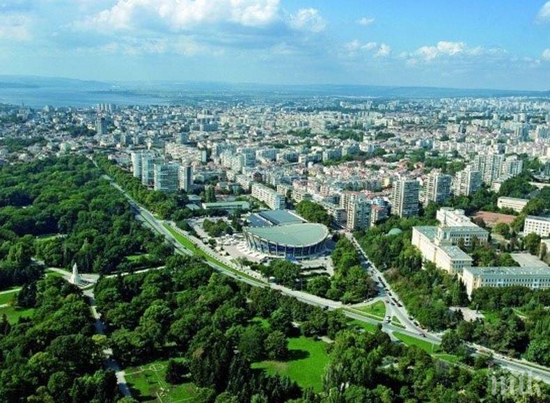 Хит! Ето как осъмна автомобил на паркинг във Варна (СНИМКА)