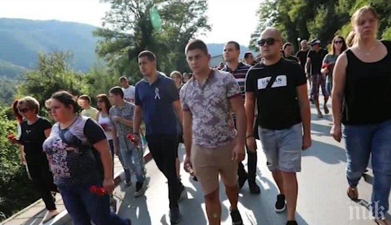 Първи коментари на протестиращи в Своге за оставките на министрите