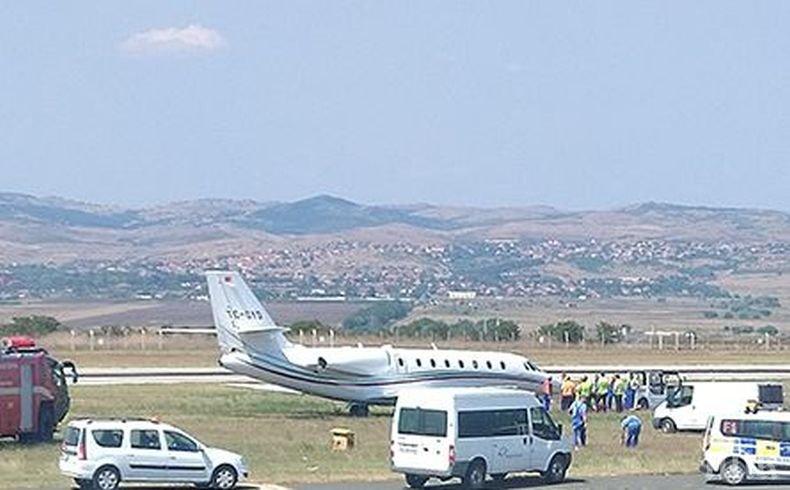 ИЗВЪНРЕДНО! Самолет се приземи аварийно в тревата на летището в Бургас (СНИМКИ)
