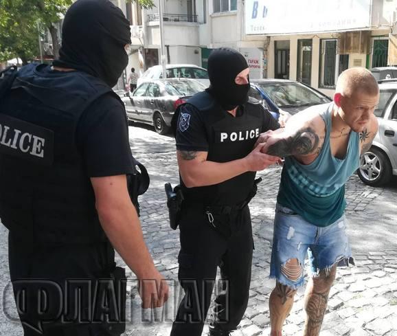 ОТ ПОСЛЕДНИТЕ МИНУТИ! Масови арести в Бургас след кървавото меле в плажния бар (СНИМКИ)