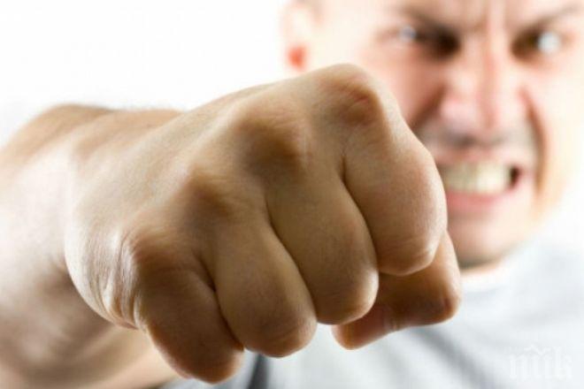 Хулиган скочи на служители в телеком: Ще ви убия всичките!