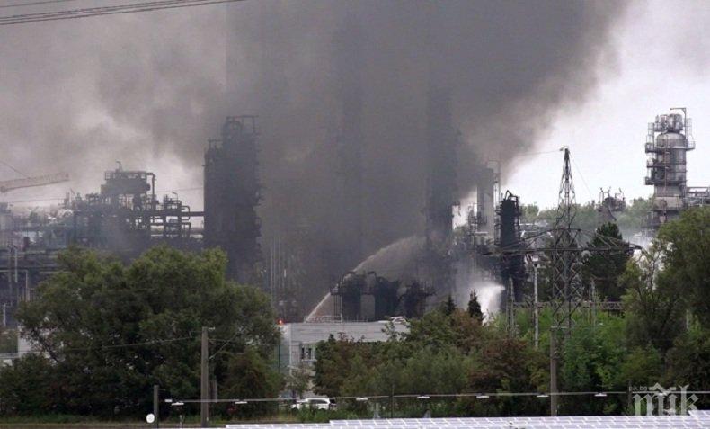 Близо 200 пожарникари гасят пламъците в рафинерията в Инголщат