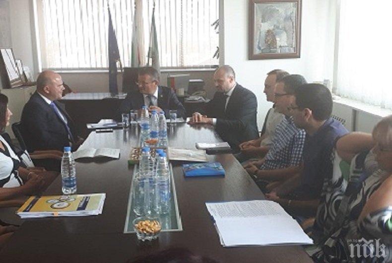 Министър Петков посети социални услуги в община Бяла