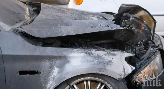 Два автомобила изгоряха като факла в Русе