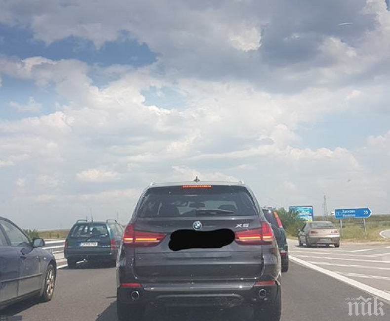 Огромни опашки  от коли затапиха българо-сръбската граница