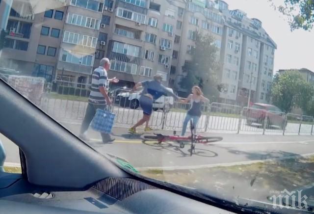 ЕКШЪН! Велосипедист и пешеходка се биха на централен софийски булевард 