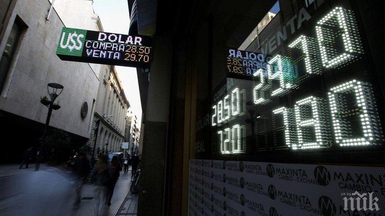 Аржентина вдигна основната лихва на 60% след срив на песото