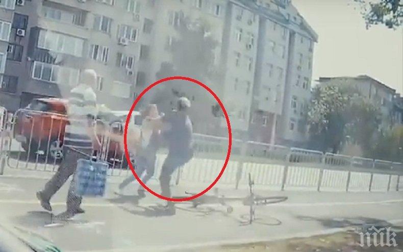 ПОТРЕСАВАЩО! Колоездач и пешеходка се млатят като обезумели до Пирогов (СКАНДАЛНО ВИДЕО)