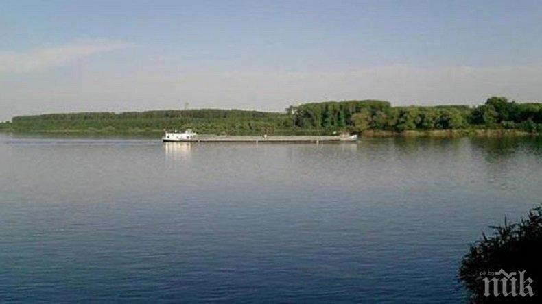 Кораб заседна край Лом заради ниското ниво на Дунав