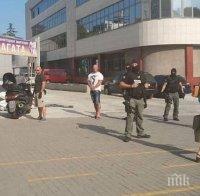 ОТ ПОСЛЕДНИТЕ МИНУТИ! Тежковъоръжени полицаи блокираха центъра на Бургас, има арестувани