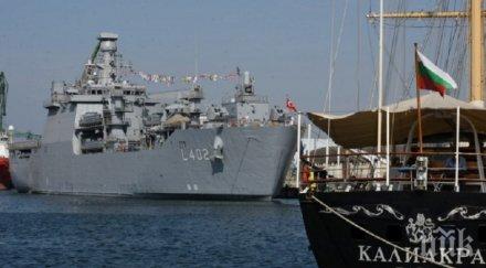 турски военен кораб акостира варненския залив