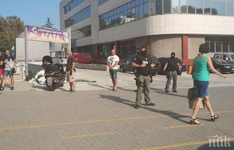 ОТ ПОСЛЕДНИТЕ МИНУТИ! Тежковъоръжени полицаи блокираха центъра на Бургас, има арестувани