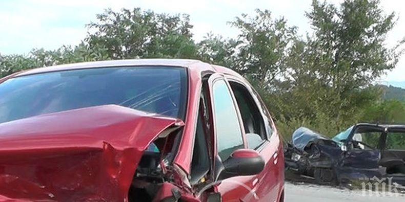 СВИРЕПО МЕЛЕ! Две коли се размазаха край Враца, шестима души са ранени