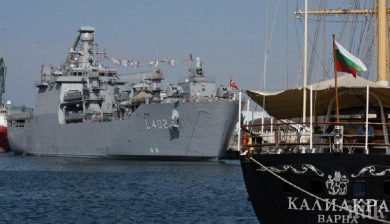 Турски военен кораб акостира във Варненския залив