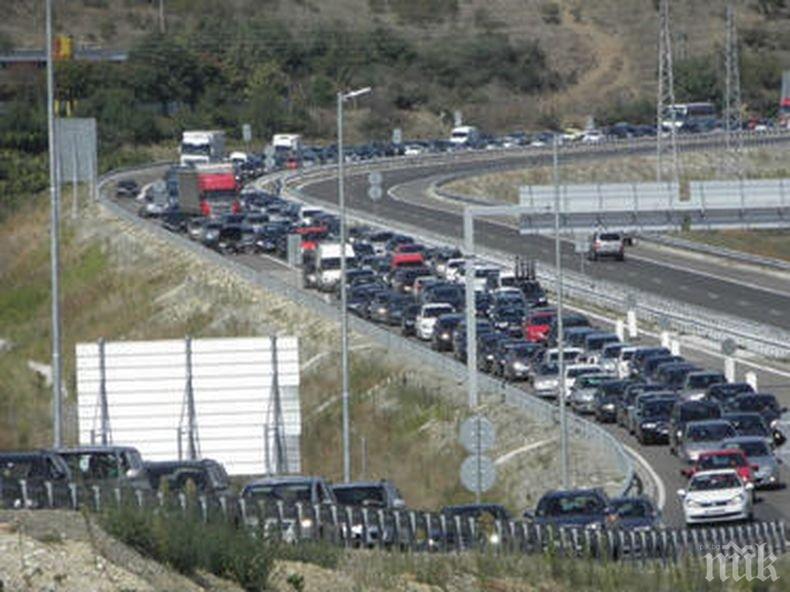 ПРАЗНИК! Масово изселение от България, километрични опашки на ГКПП-та у нас