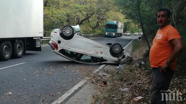 ОПАСЕН ИНЦИДЕНТ! Камъни обърнаха кола на пътя в Кресненското дефиле