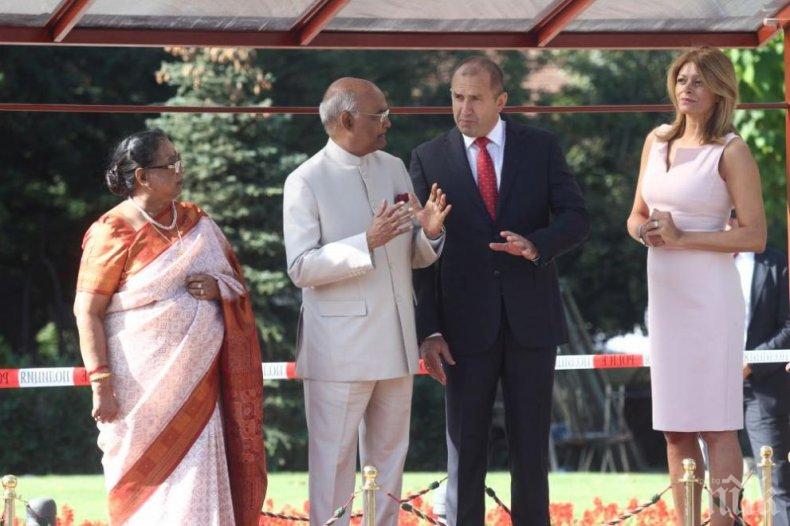 НОВА МОДА! Деси Радева стана блондинка, барна се с розова рокля за срещата с президента на Индия (СНИМКИ)