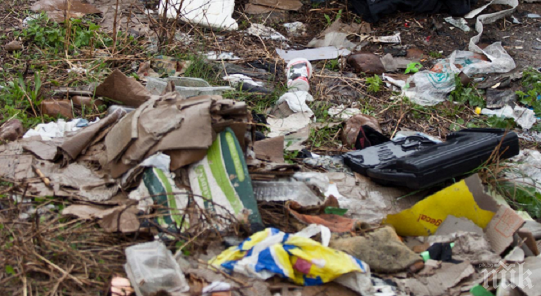 Природозащитници изсипаха боклуци пред кметството в Маджарово