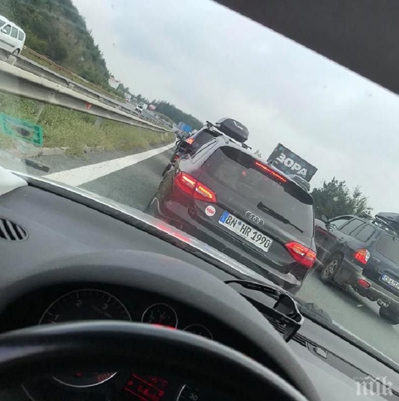 ИЗВЪНРЕДНО В ПИК! Жестока тапа на магистрала Тракия - ремонти задръстиха магистралата, докато българите се изнасят за почивните дни (ВИДЕО)