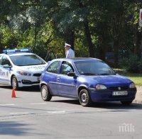 Полицай с Корса помете пешеходец на зебра в Хасково