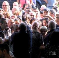 БРУТАЛЕН ЕКШЪН! Масов бой в Бургас заради безплатни ваучери при откриването на нов магазин 