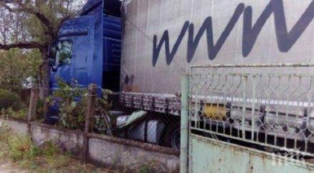 неканен гост пиян тираджия влезе камиона селска къща