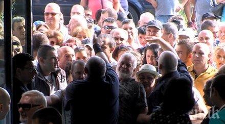 брутален екшън масов бой бургас заради безплатни ваучери откриването нов магазин