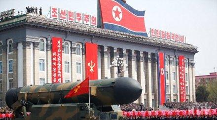 северна корея празнува годишнината военен парад