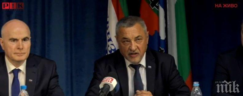 Вицепремиерът Валери Симеонов и депутати отдадоха почит пред паметника на ген. Иван Колев