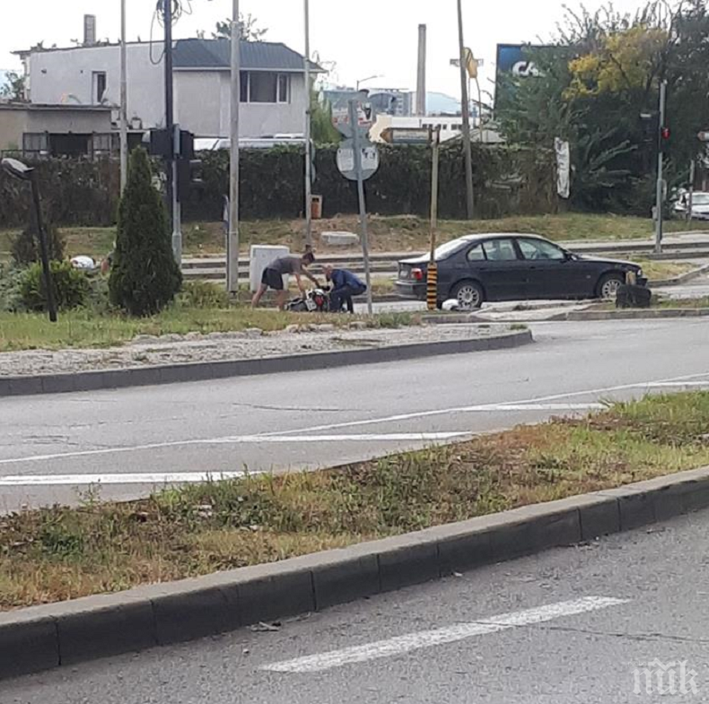 ПЪРВО В ПИК! БМВ помете моторист във Варна (СНИМКА)
