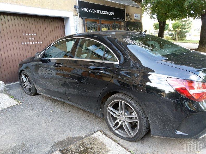 САМО В ПИК! Посегнаха на баровски мерцедес в София! За наглото паркиране - щети за няколко хиляди