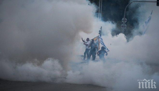 БЕЗРЕДИЦИ! Шокови бомби и сълзотворен газ на протестите в Солун (ВИДЕО/СНИМКИ)