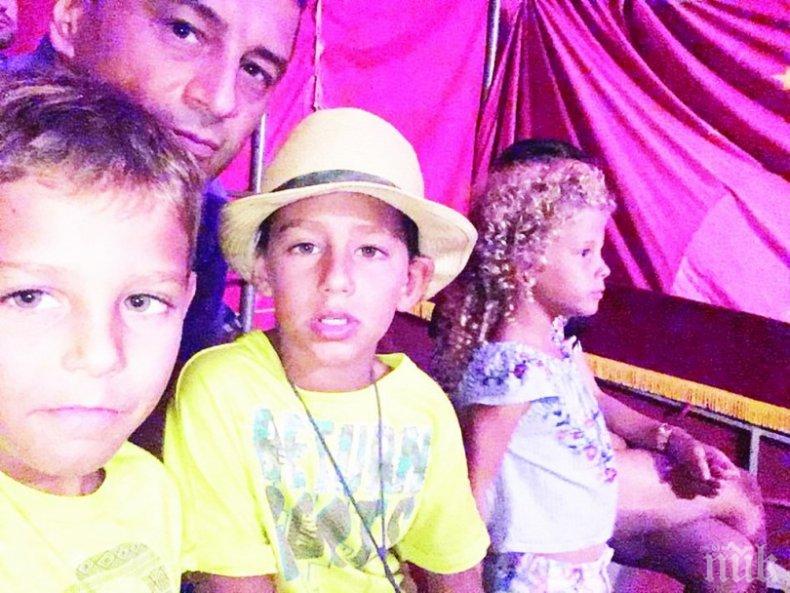 Депутатът Краси Янков на цирк с децата 