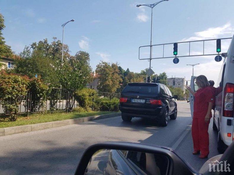 ПОТРЕС! Джигит с джип засече линейка, возеща мъж с инсулт