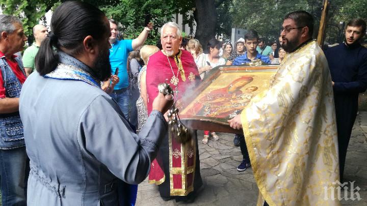 ВЯРА! Хиляди се поклониха пред чудотворното копие на Светогорската Богородична икона Скоропуслушница”