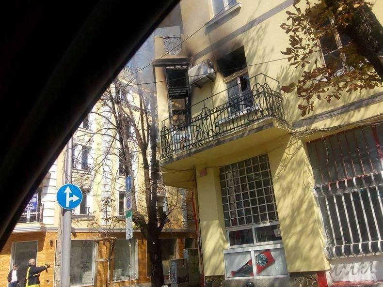 ПЪРВО В ПИК! Пожар изпепели апартамент на столичната ул. Раковски (СНИМКИ)