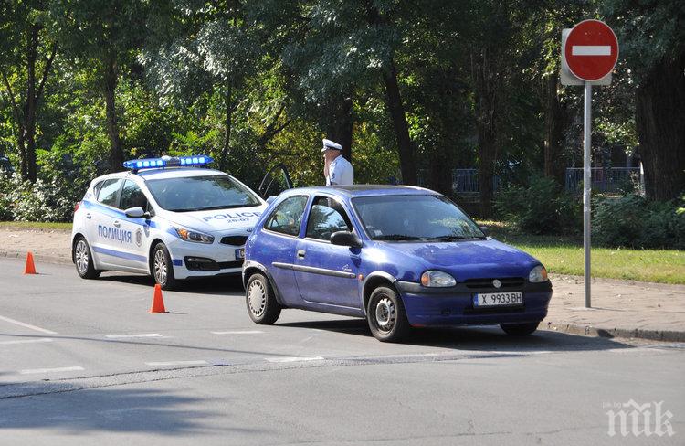 Полицай с Корса помете пешеходец на зебра в Хасково