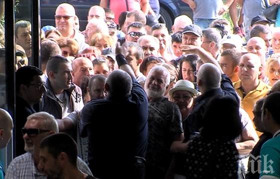 БРУТАЛЕН ЕКШЪН! Масов бой в Бургас заради безплатни ваучери при откриването на нов магазин 