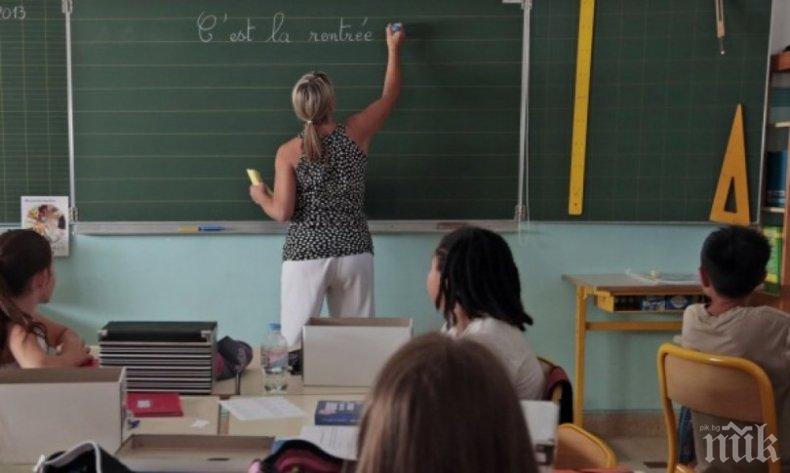 РЕФОРМА! Намаляват бумащината на учителите