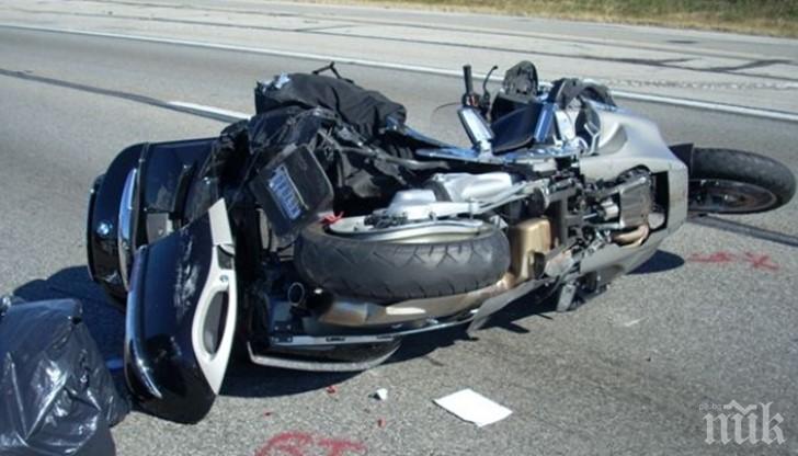 ИЗВЪНРЕДНО! Моторист загина при катастрофа на Тракия