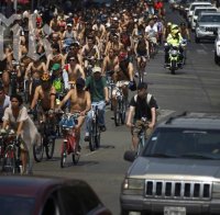 Голи велосипедисти протестираха в Мексико
