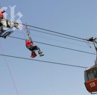 Едното от момичетата, пострадали на лифта, е със счупен крак