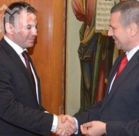 Новият главен секретар на МВР подари икона на Исус Христос на Калин Георгиев