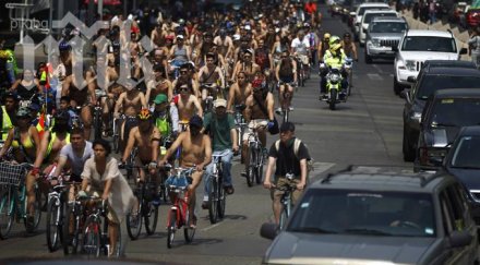 голи велосипедисти протестираха мексико