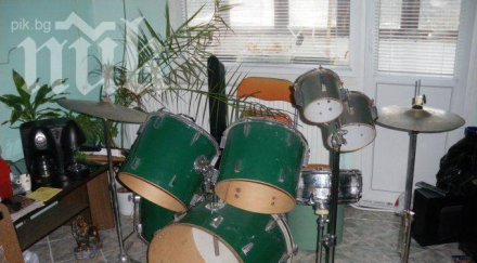 намериха барабанист счупен череп