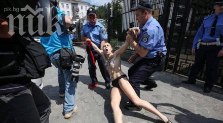 задържаха демонстрантка подигравка путин