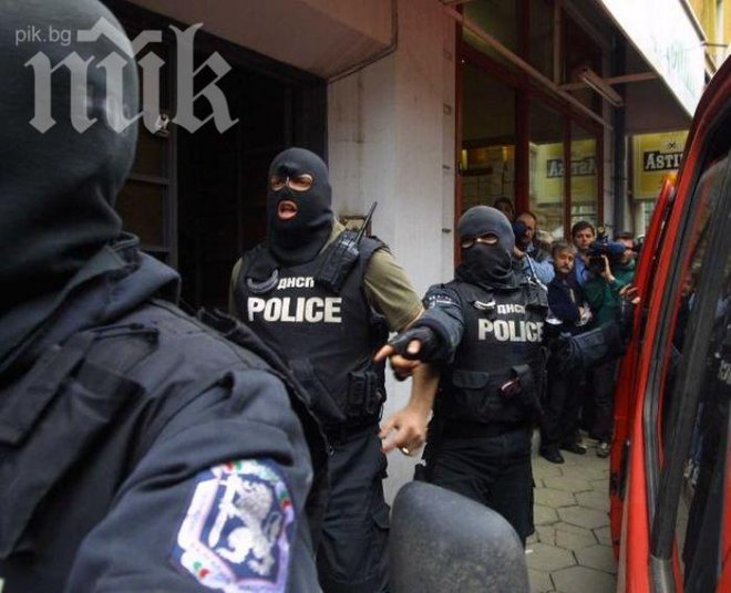 Спипаха четирима митничари с рушвет